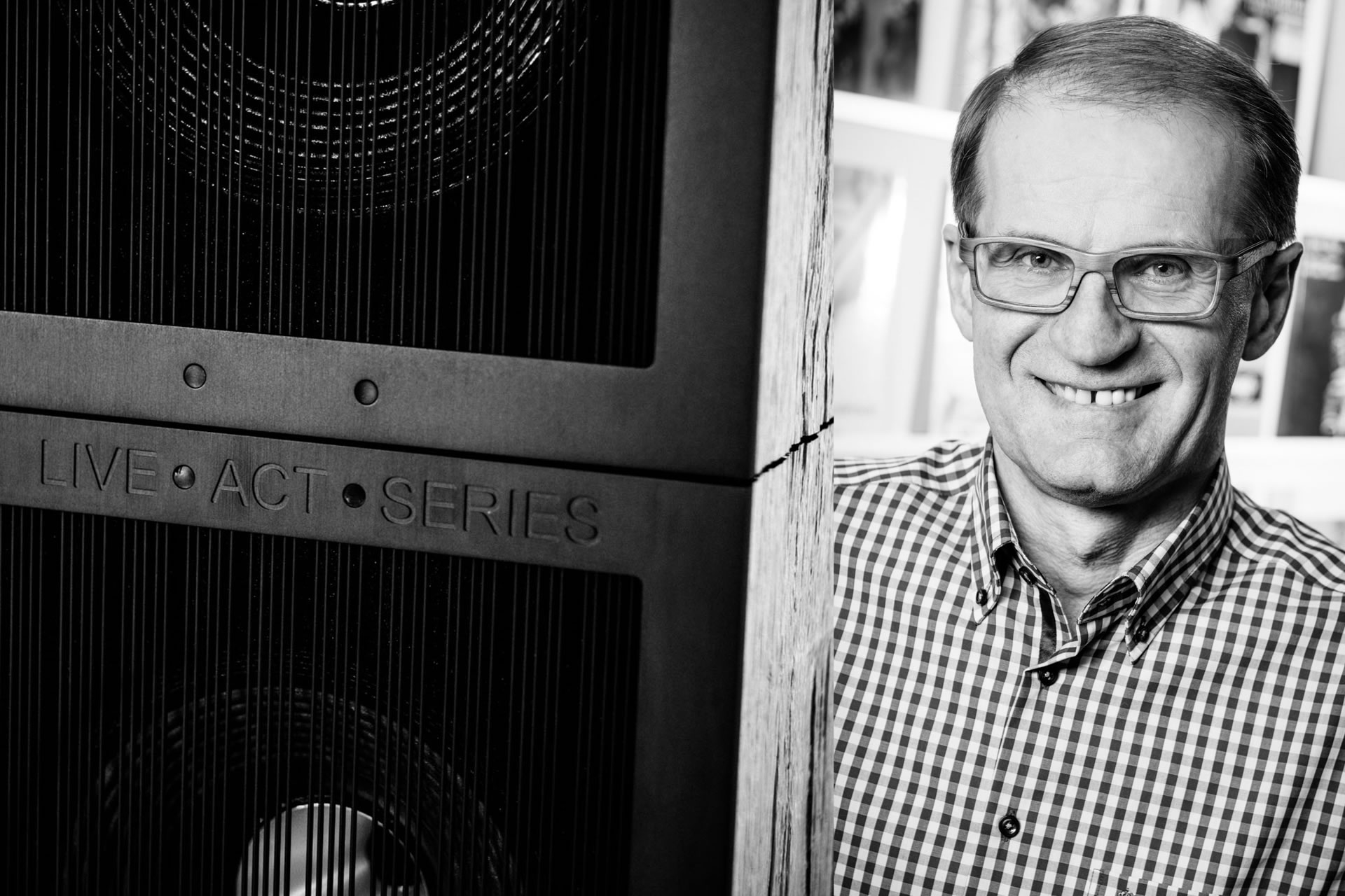 Live Act Audio: Dieter Molitor präsentiert Koaxial-Lautsprechersysteme der Referenzklasse mit direktem, kraftvollem und farbigem Klangbild. Die Musik steht körperhaft im Vordergrund, hautnah spürbar und leichtfüssig – sowohl auf dem kleinem Parkett zuhause als auch auf der grossen Bühne.